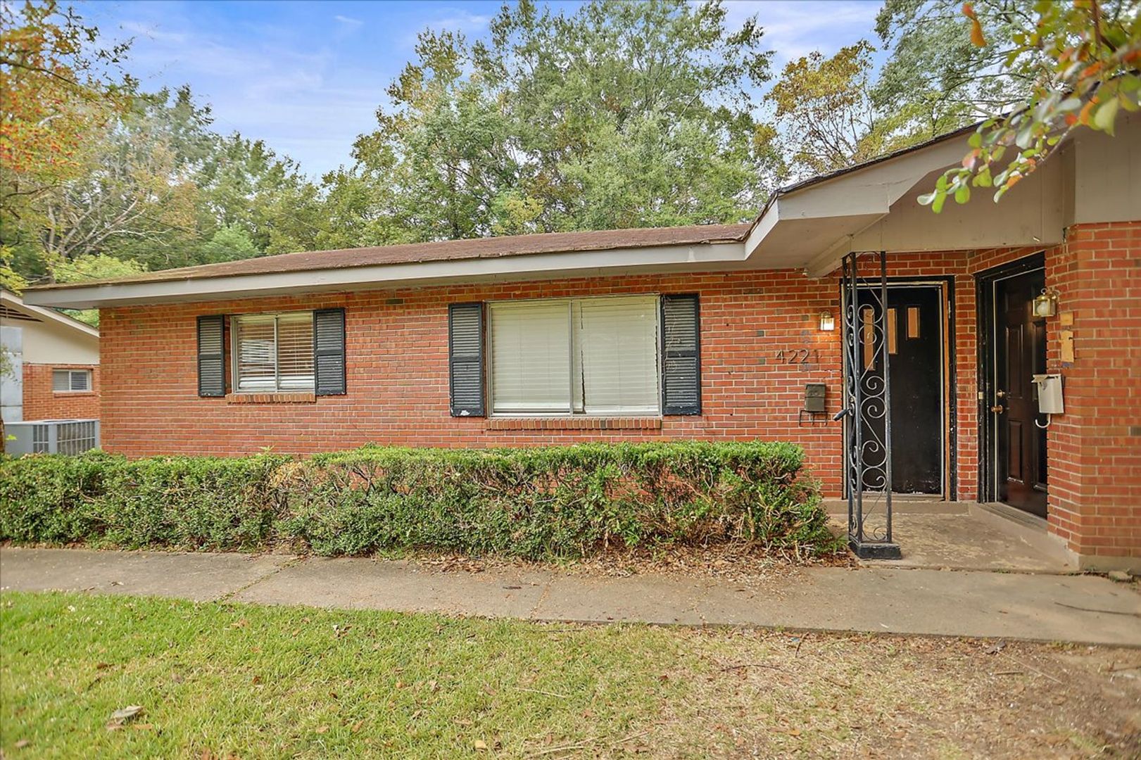 Jackson Apartment: 4221/4223 Hawthorne Court