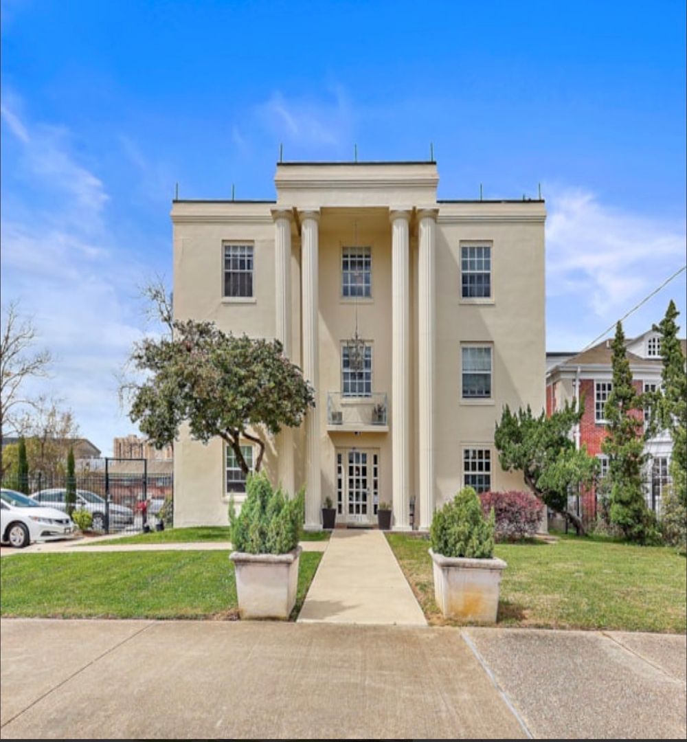 Jackson Apartment: 721 N State St