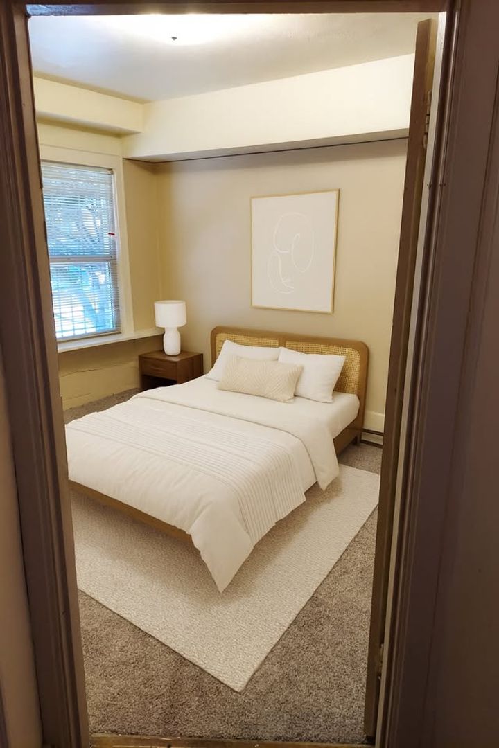 Seattle Apartment: 4203 Brooklyn Ave NE