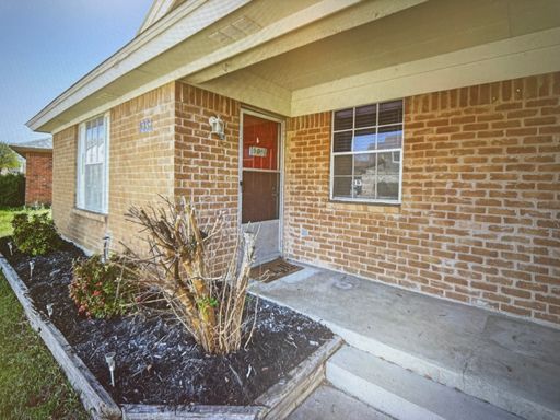Charming 2-bedroom 2-bath brick duplex "ARLINGTON" – photo 1