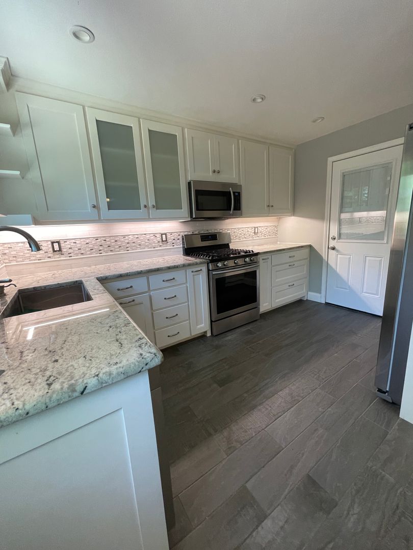 Move in Special $800.00 off First Full Rent! Are you ready to move?? Beautifully updated 1948 Cottage with easy access to IH30! 