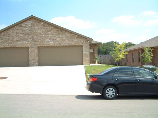 MOVE IN SPECIAL OF $800 OFF 1ST FULL MONTHS RENT!!!!Pretty full Brick duplex close to beautiful down town Weatherford. – photo 1