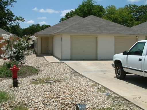 MOVE IN SPECIAL $1000 OFF 1ST FULL MONTHS RENT!!! Super cute 2 bedroom 2 bath with a 1 car garage in Wonderful Granbury!!! Close to lakes and historical square down town!!