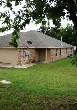 MOVE IN SPECIAL $1000 OFF 1ST FULL MONTHS RENT!!! Beautiful full brick duplex with wood burn Fire Place, close to Schools – photo 1