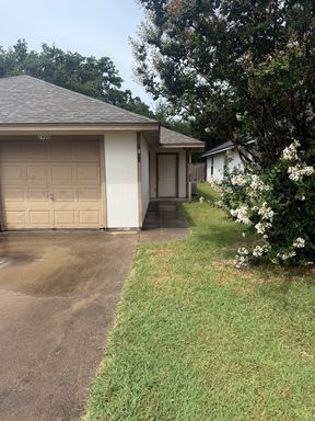 MOVE IN SPECIAL $500 OFF 1ST FULL MONTHS RENT!!! 2 bed 2 bath 1 car garage with fenced back yard.