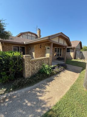 MOVE IN SPECIAL $1000 OFF 1ST FULL MONTHS RENT!!! Spacious living! 3 bedrooms 2 baths close to shopping and schools. – photo 1