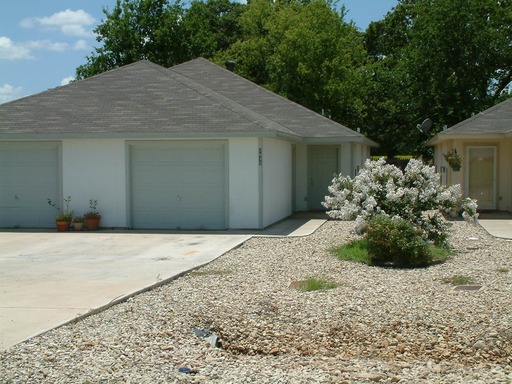 MOVE IN SPECIAL $1000 OFF 1ST FULL MONTHS RENT!!! Cute duplex with fenced in backyard located in Granbury/Acton