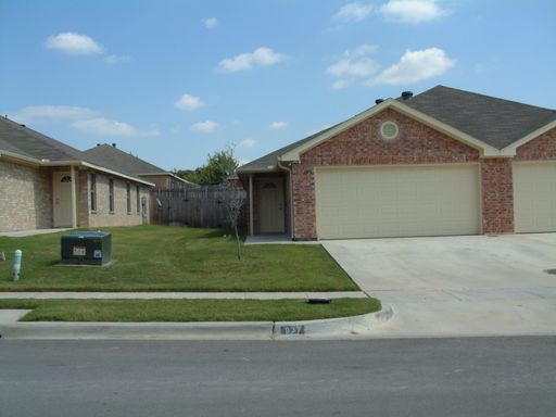 Full Brick 3 bedroom 2 bath 2 car garage close to shopping and schools – photo 1