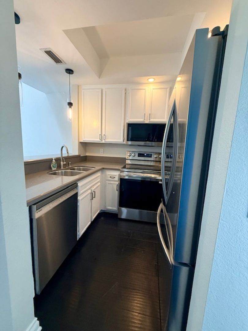 San Diego House: 2202 River Run Drive #10