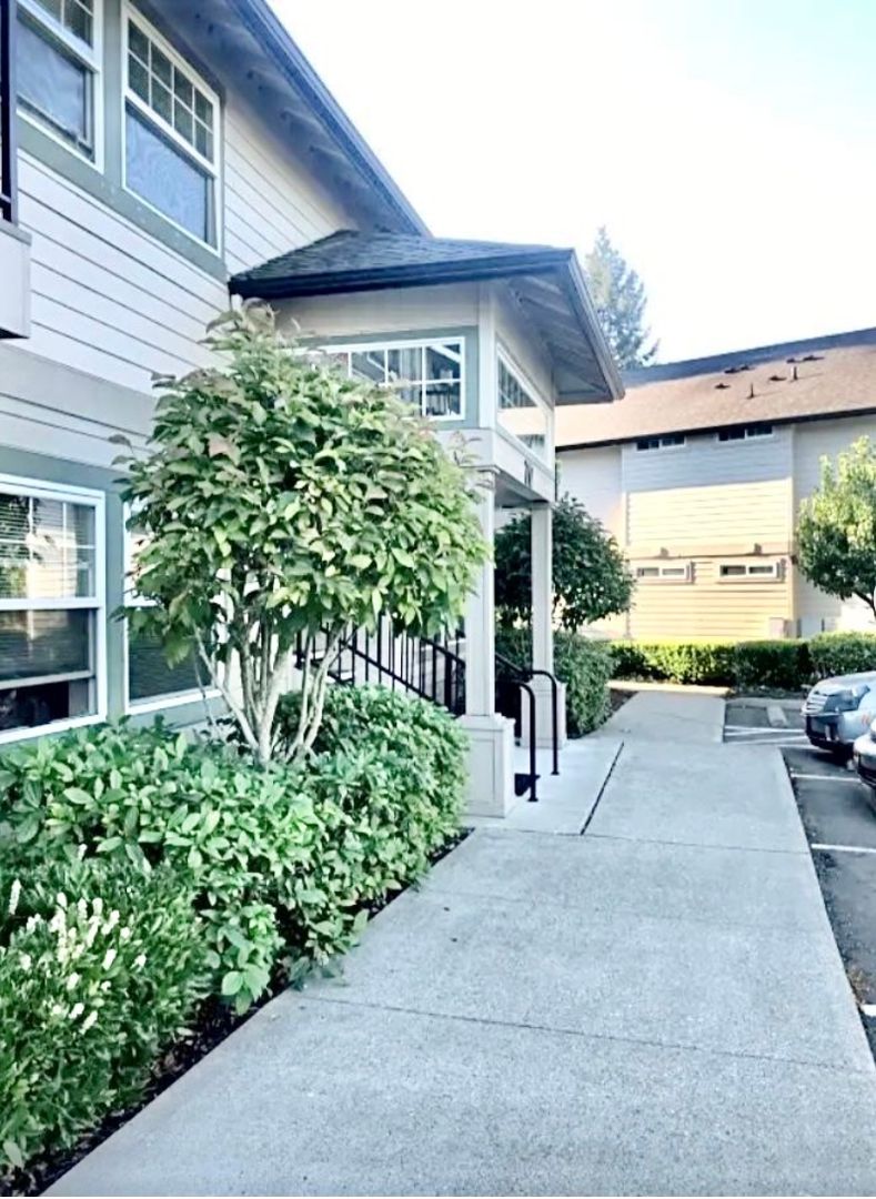 Olympia Apartment: 715 11th Ave SE