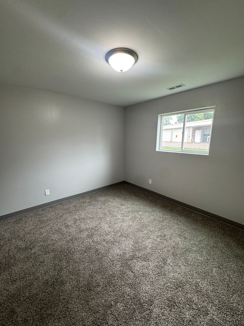 Sioux Falls Apartment: 4213 E 12th St