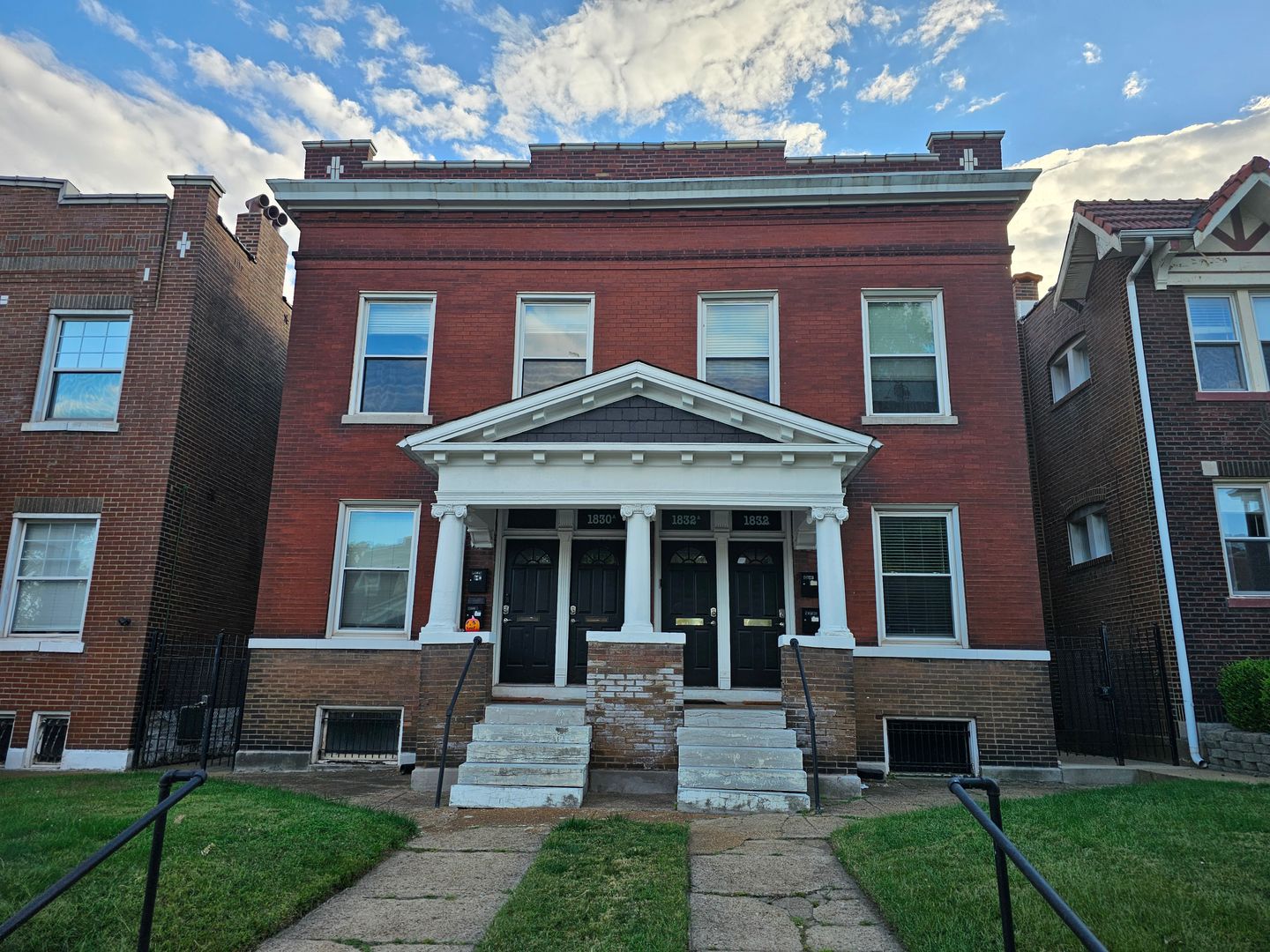 Saint Louis Apartment: 1830-1832 Russell Blvd.
