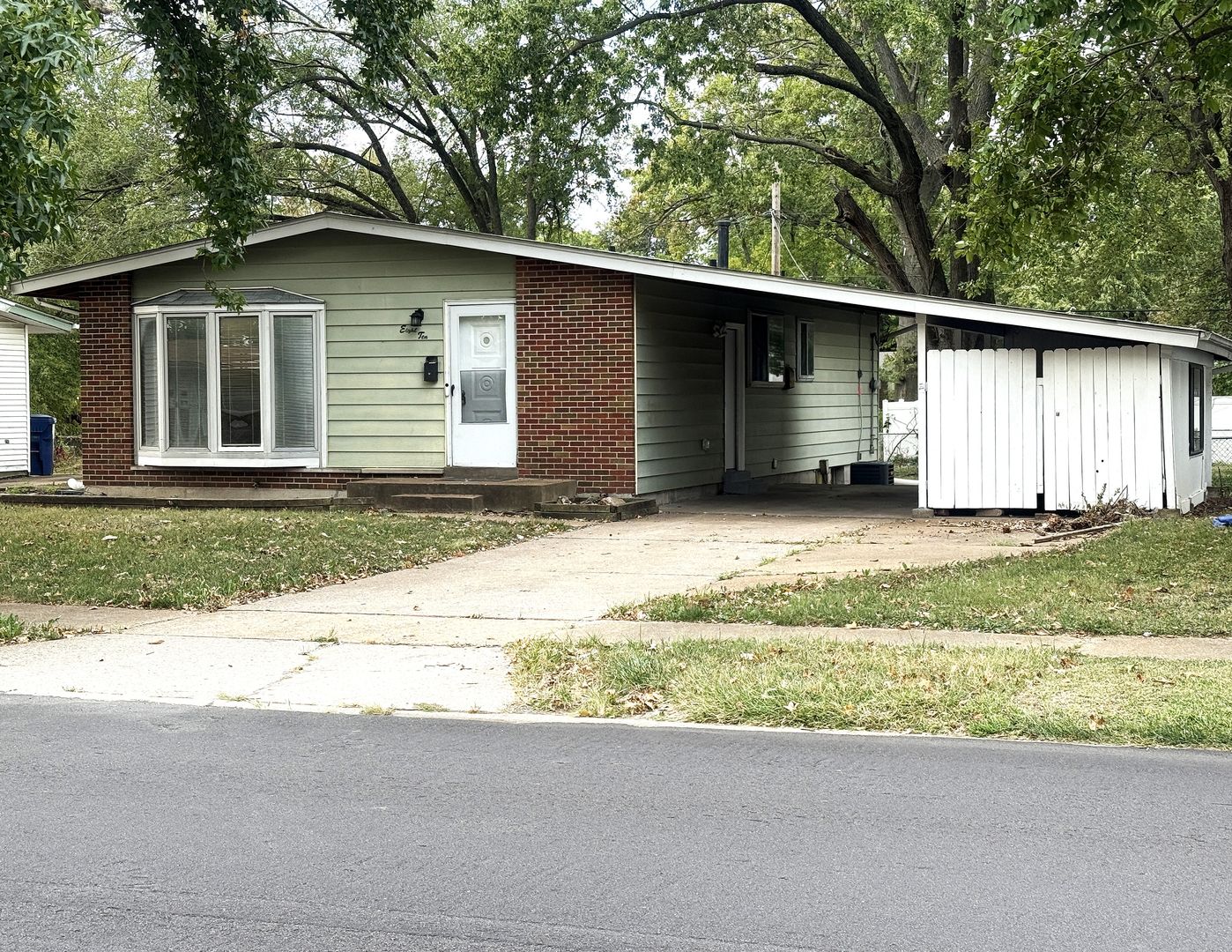Florissant House: 810 Manresa Ln.