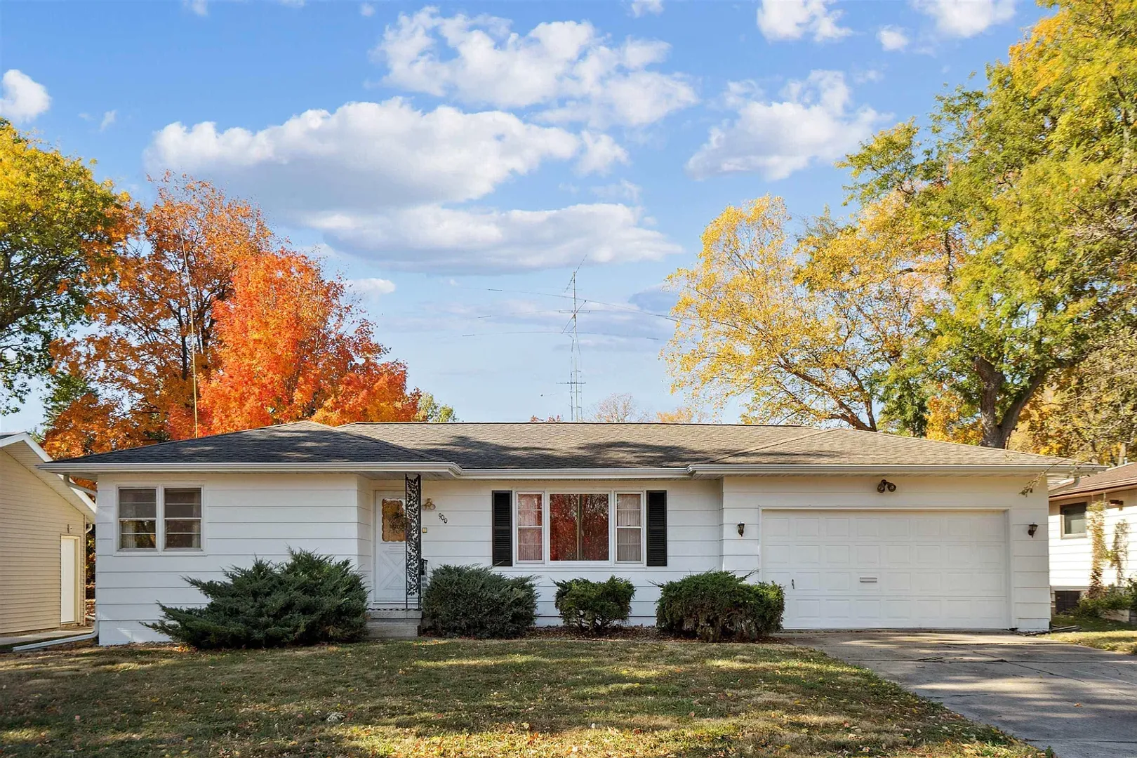 Waterloo House: 900 Cataract Ave