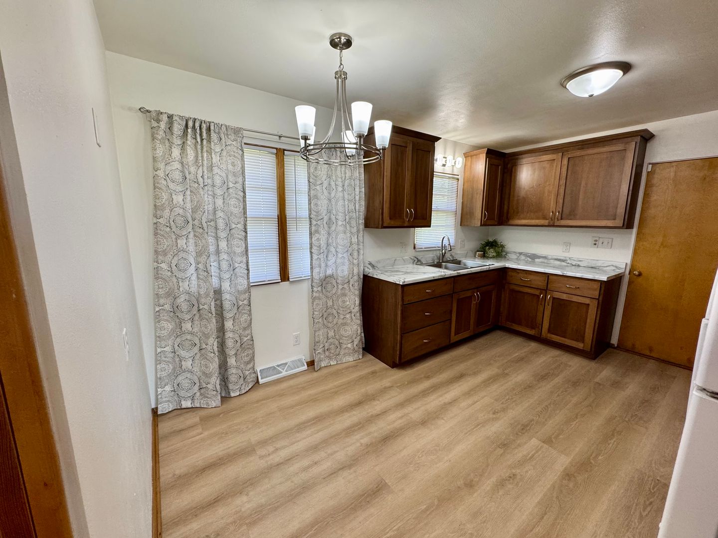 Waterloo House: 900 Cataract Ave