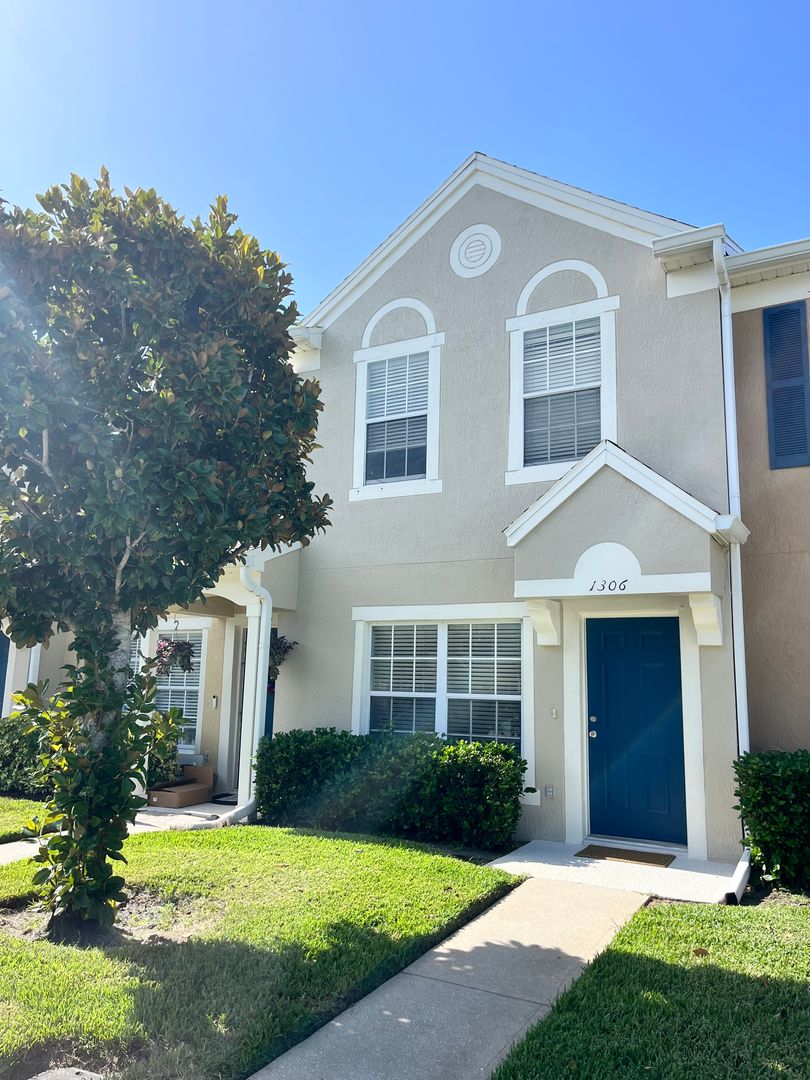 Melbourne House: 1306 Hampton Park Ln