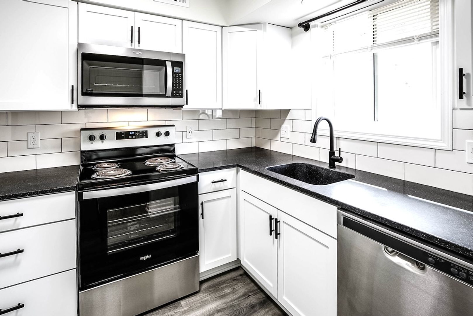 Modern 1-Bed and 1-Bath Apartment in Dundee! 2 of 12