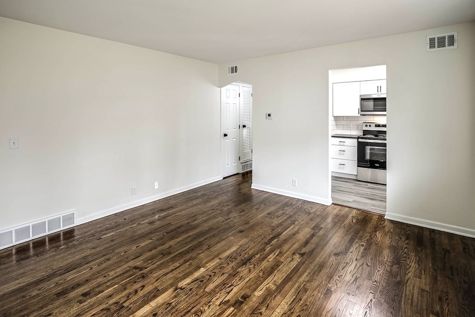Modern 1-Bed and 1-Bath Apartment in Dundee! 2 of 11