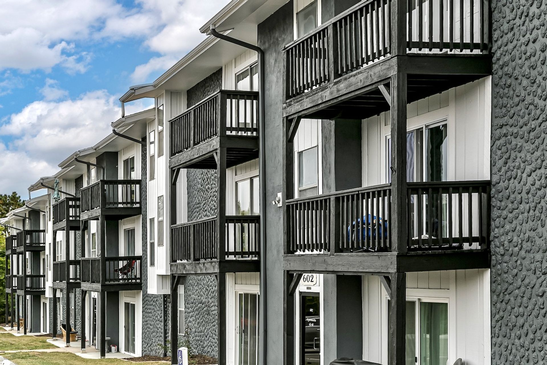 Bellevue Apartment: 507 Gaslight Lane