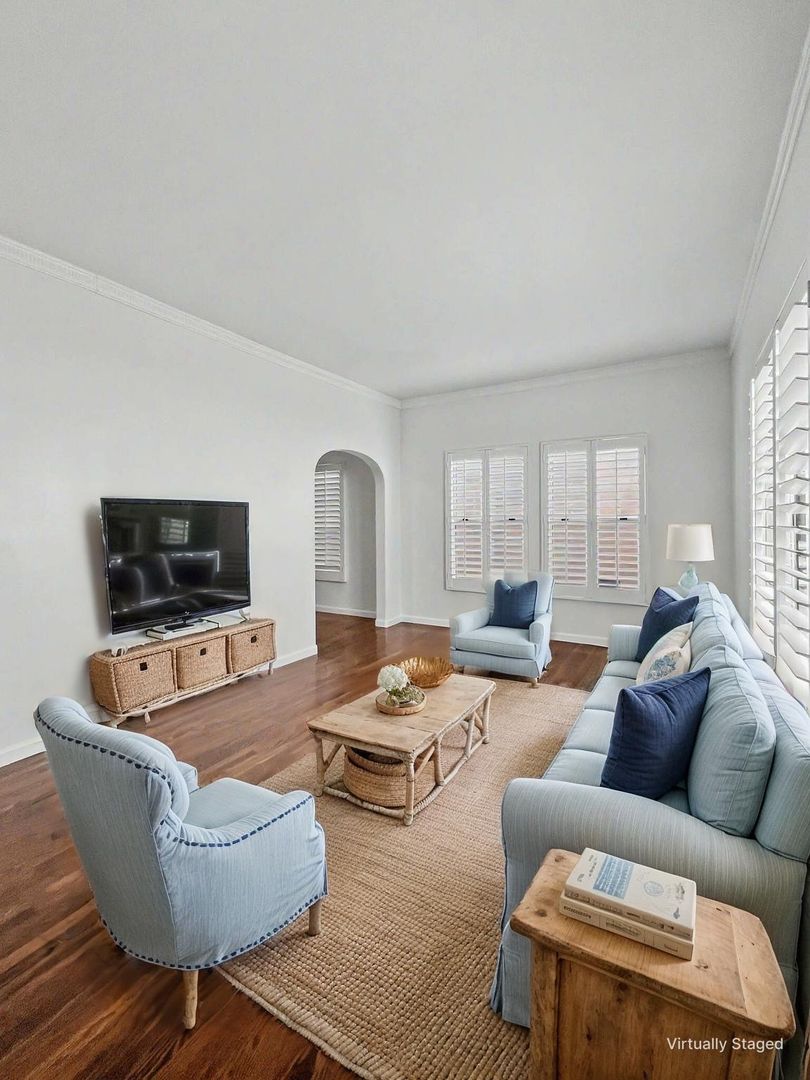 Beverly Hills Apartment: 203 N. Almont Drive