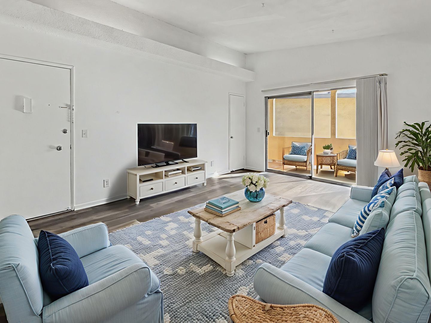 Los Angeles Apartment: 1245 S. Brockton Ave