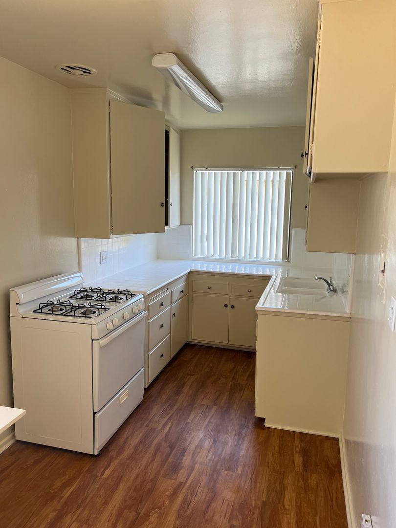 Inglewood Apartment: 837 Victor Ave