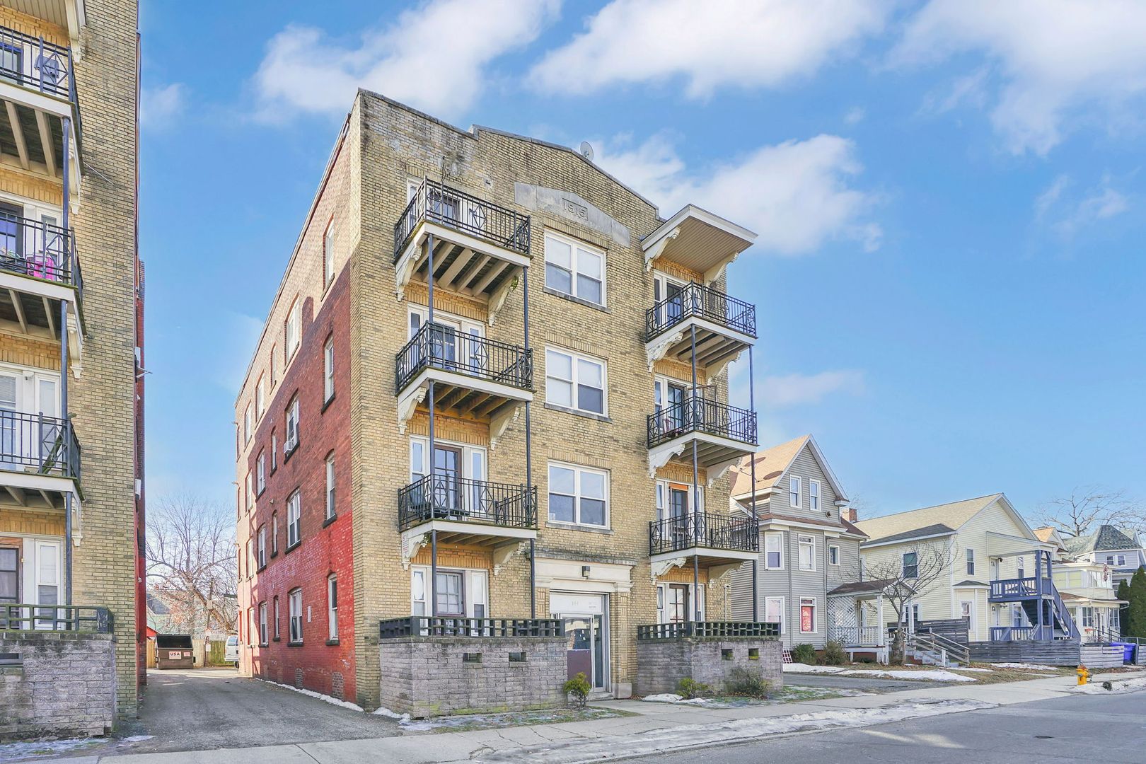 Springfield Apartment: 144 White Street