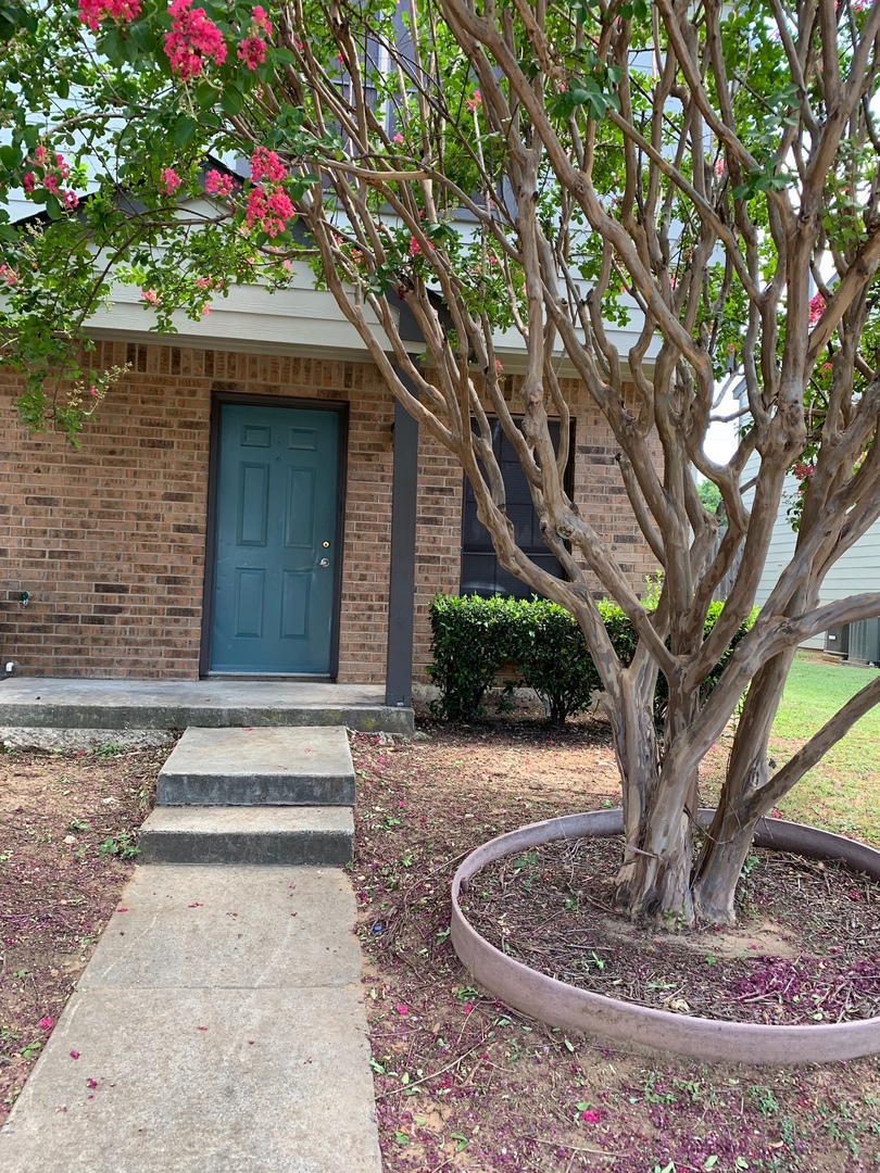 Denton House: 630 W. Collins St.