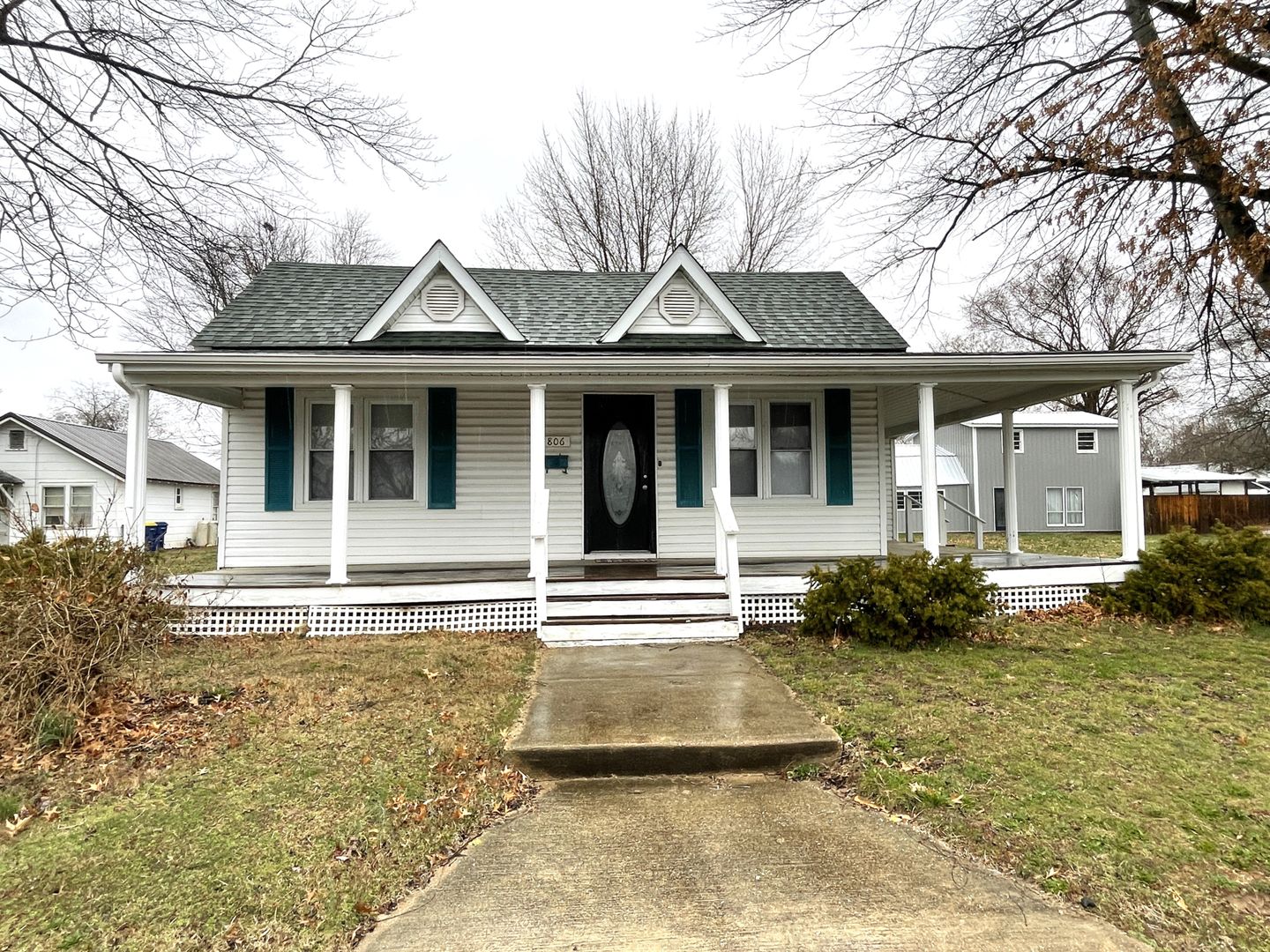 Salem House: 806 E Center