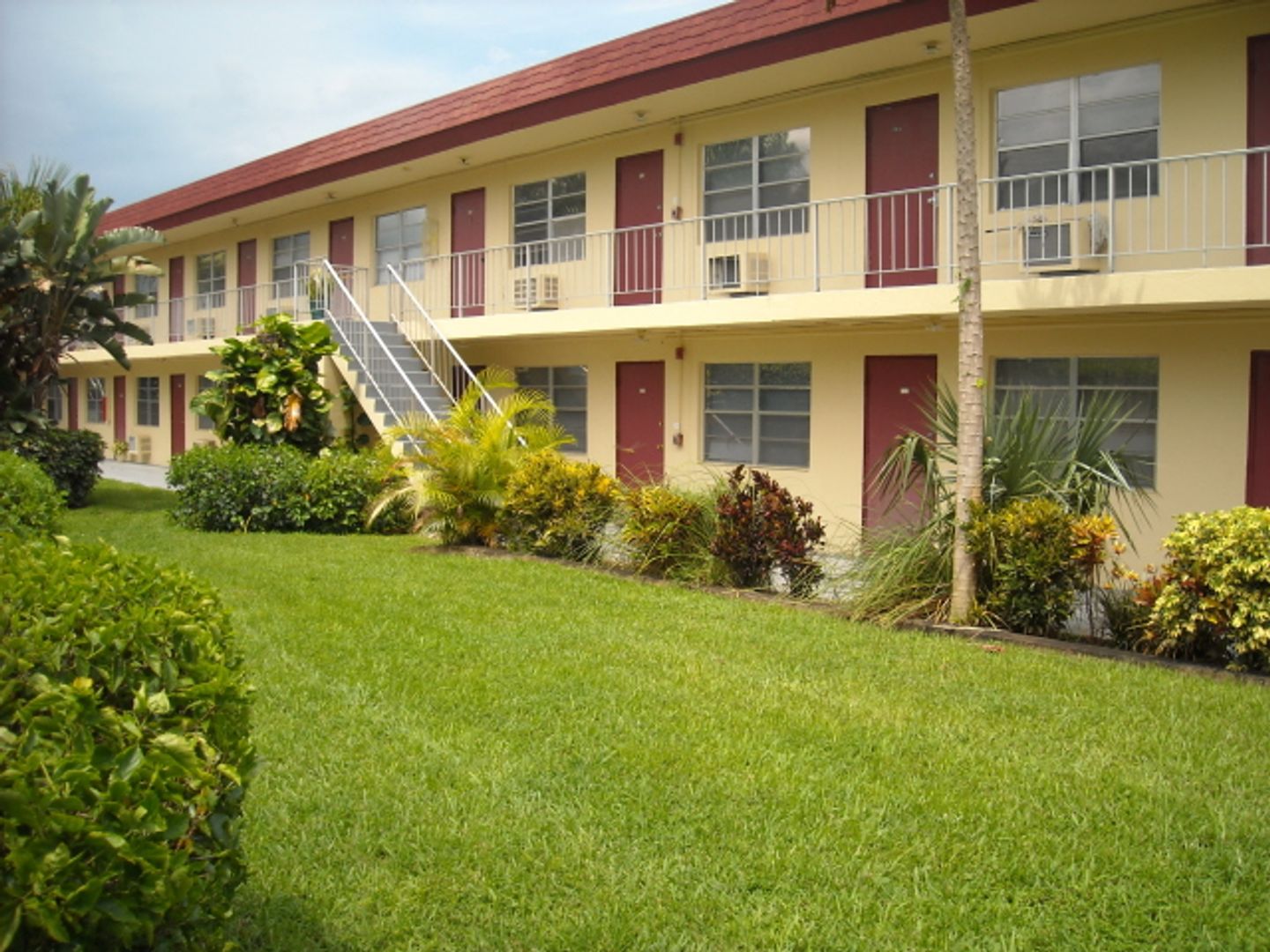 Oakland Park Apartment: 1075 NE 39th St.
