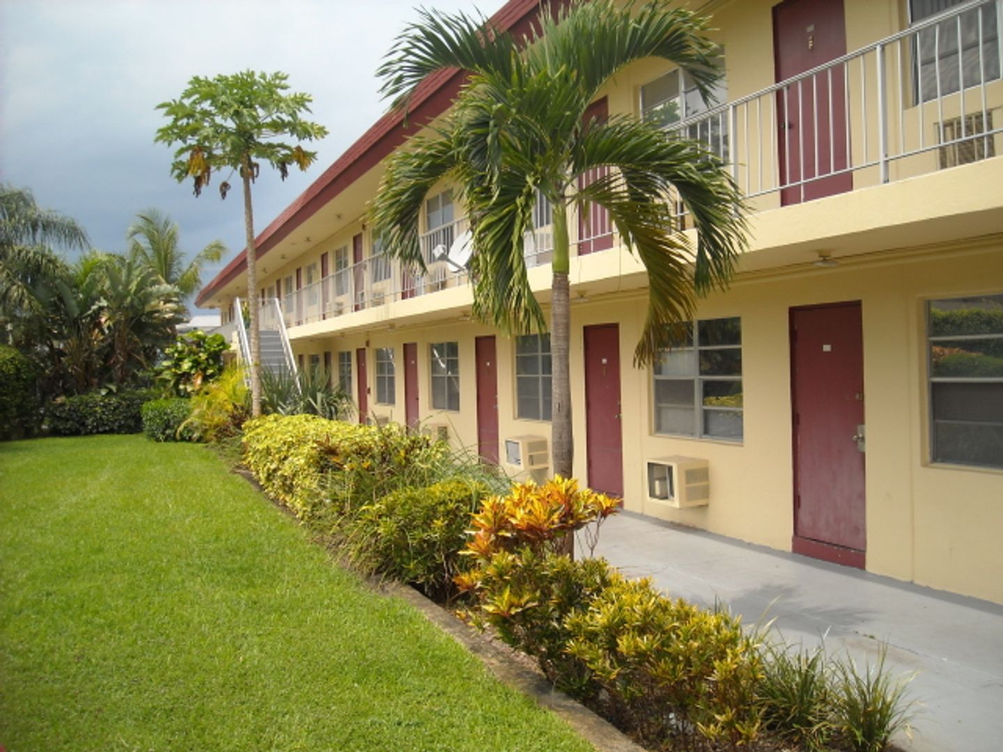 Oakland Park Apartment: 1075 NE 39th St.