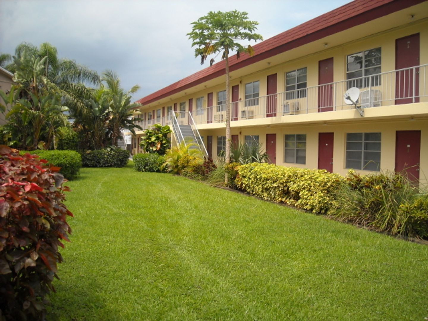 Oakland Park Apartment: 1075 NE 39th St.