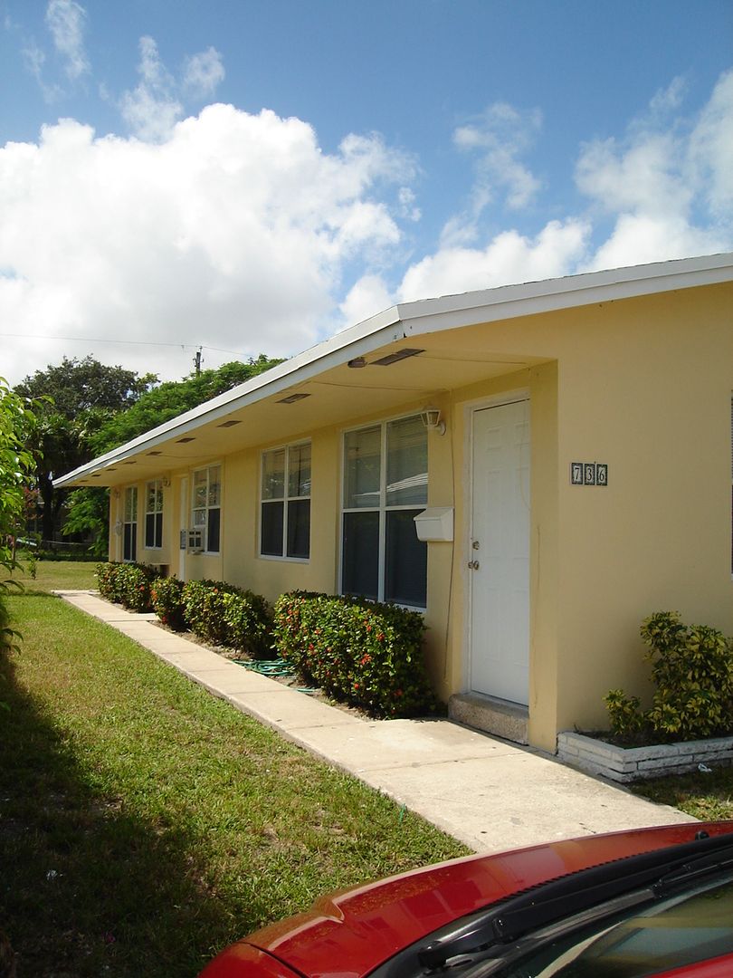 Oakland Park Apartment: 702 NE 40 Street