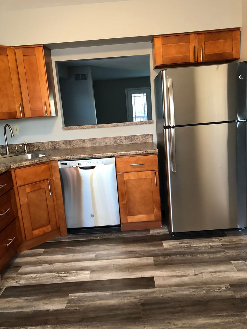 2 bedrrom + basement Townhouse with Waterviews in Bristol. Large Private Backyard w Deck. 