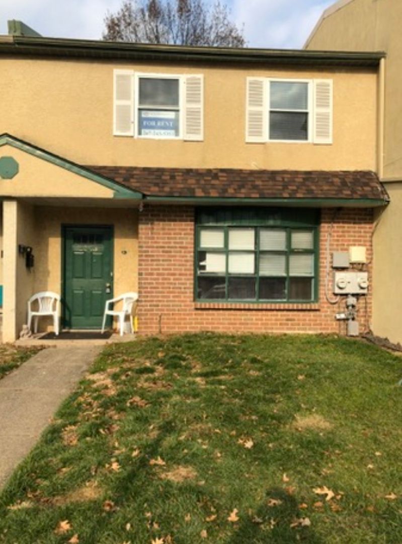 Warrington Apartment: 2203 Pileggi Rd
