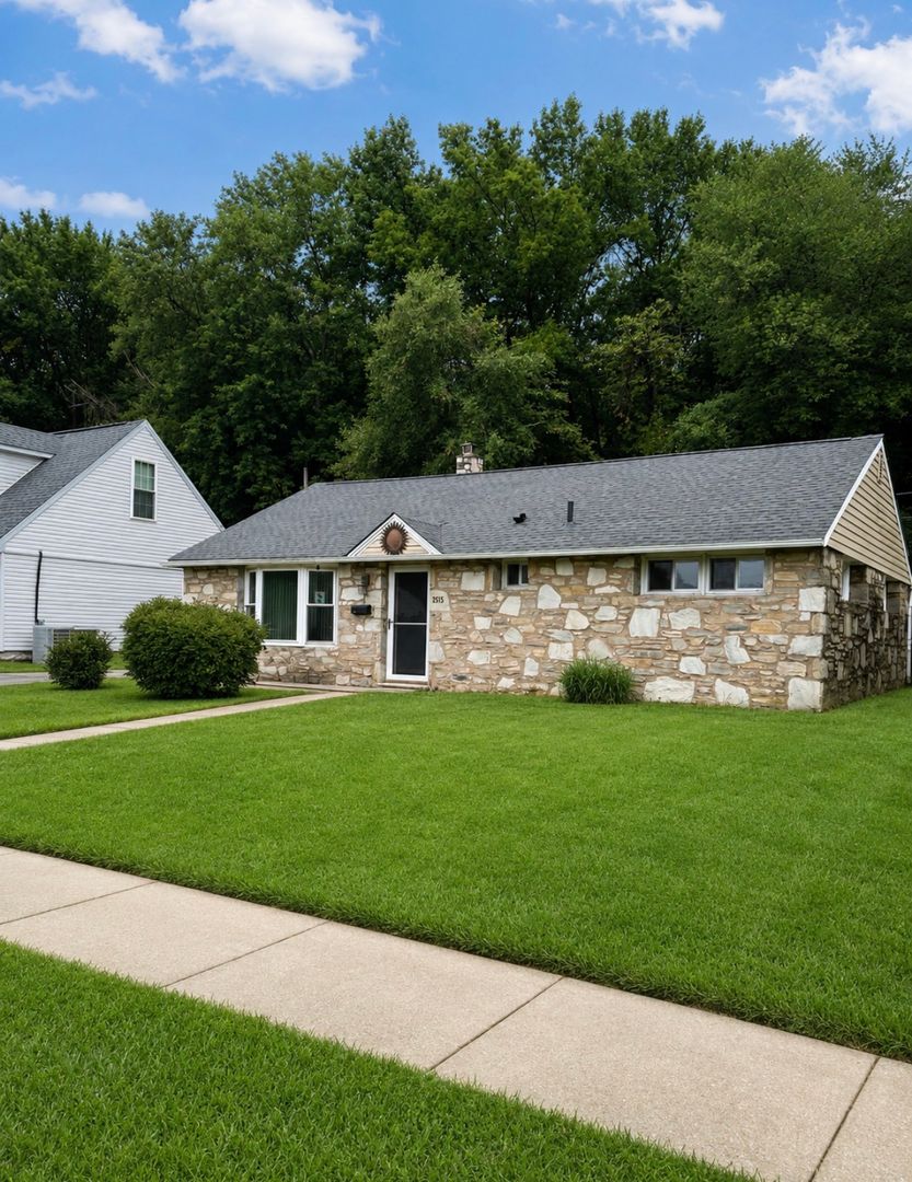 Bristol House: 2515 Woodlawn Dr