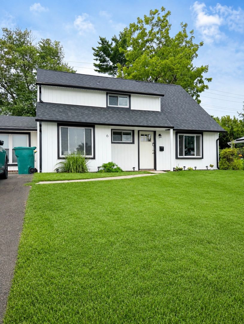 Levittown House: 6 Roundwood Ln