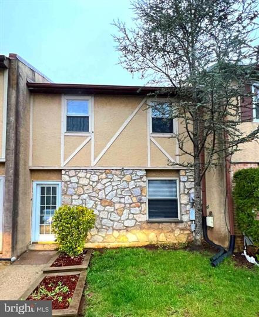 Warminster - Townhome 3 beds 1.5 bath wiht a deck and fenced in back yard  - available now