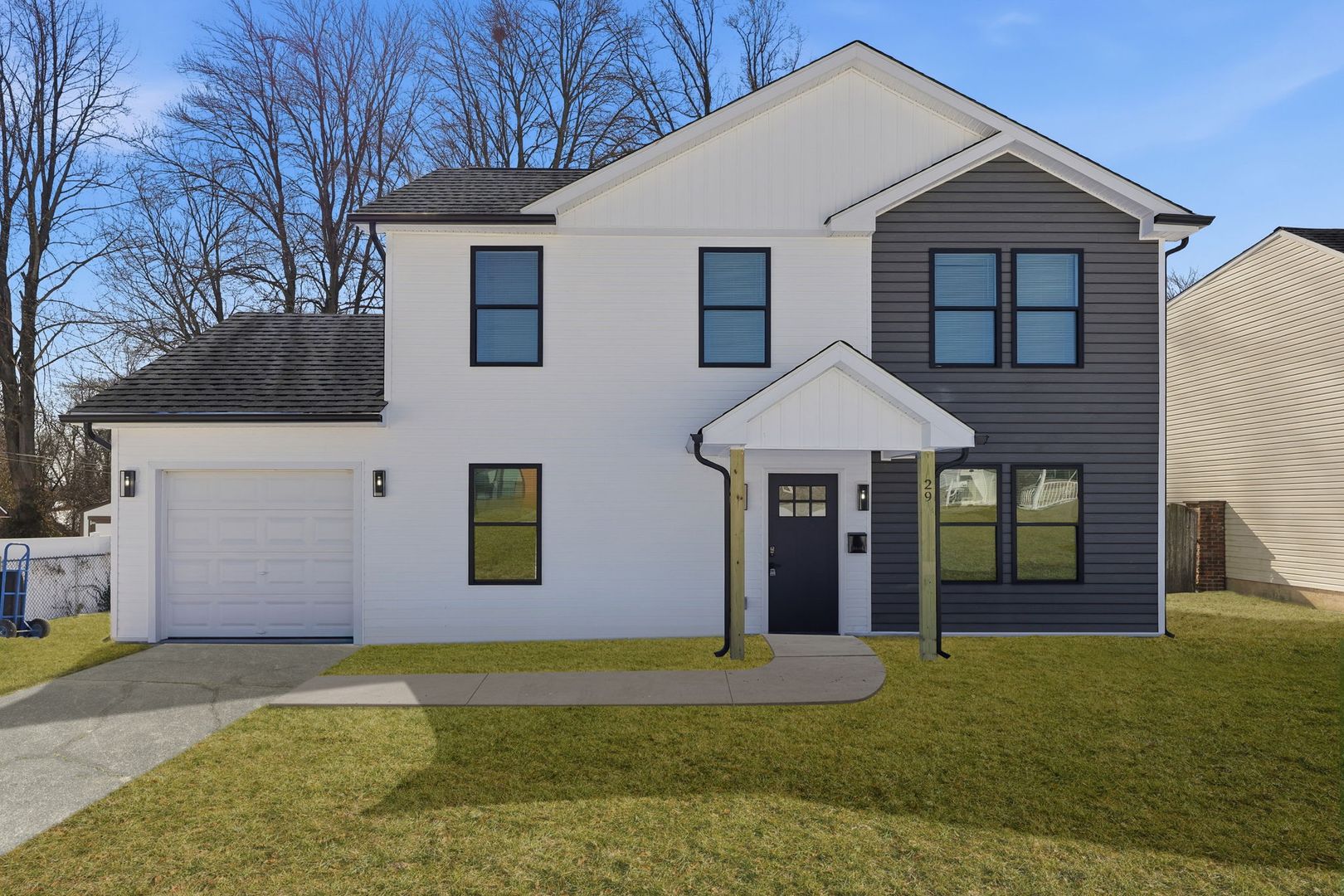 Levittown House: 29 Rockypool Ln