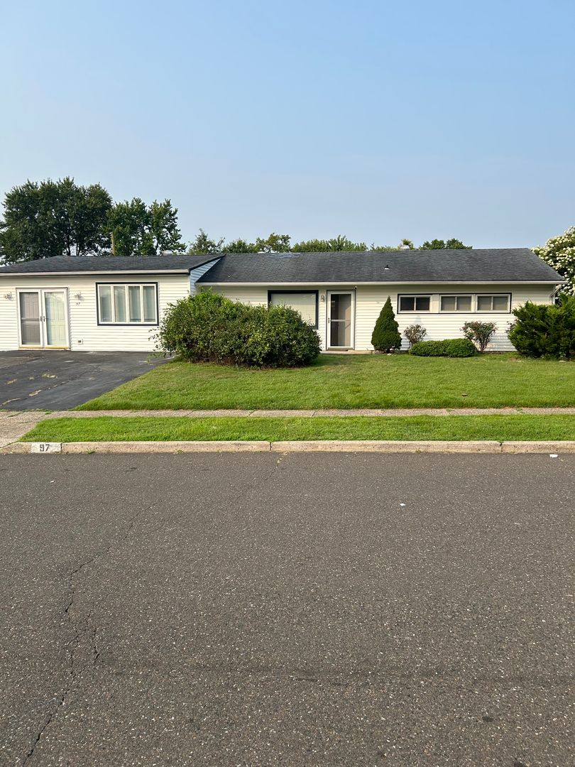 Beautiful remodeled large 6 bed 2 bath rancher in Pennsburry School District