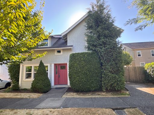 LOCATION MATTERS ~ 4 Bedroom + Bonus Room ~ Walking Distance to OSU – photo 1