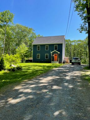 Huge House tucked in a great part of the York, Maine, close to the tolls for easy access!