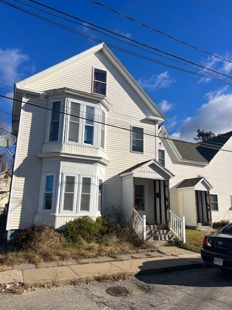 Sanford Apartment: 6 Church Street