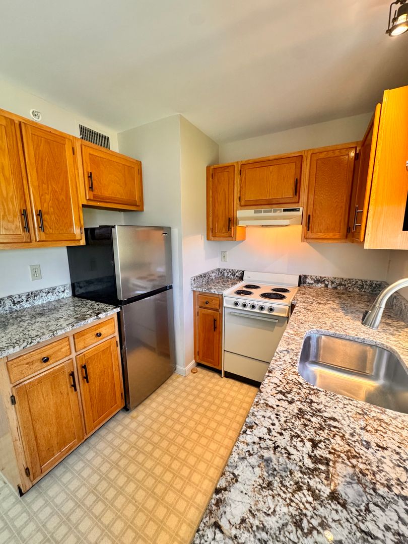 Portsmouth Apartment: 235 Maplewood Ave