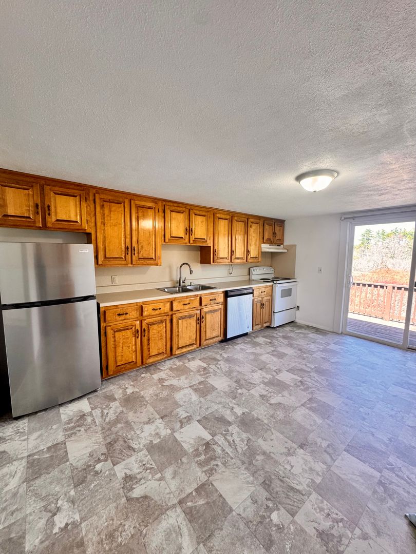 Somersworth Apartment: 7 Rocky Hill Rd