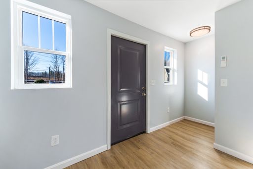 Brand new renovation, new applicances, new paint and new carpet! 2 Bedroom one bath, Close to the Kittery Outlets and York Beach