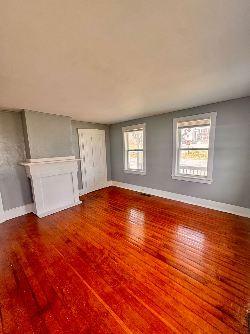 Farmington Apartment: 30 Central St