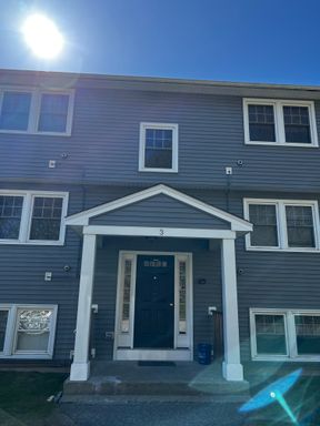Bottom level 2 bedroom condo recently renovated, close to Kittery Outlets and downtown Portsmouth NH