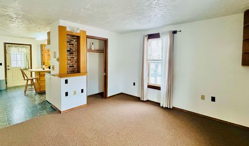 Spacious 2 Bedroom in Portsmouth, NH!| In-Unit Washer and Dryer | Off Street Parking – photo 1