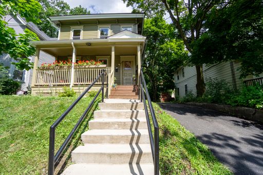 417 Cherry Apt 1 - Available 7/1/27 - First Floor Apartment Close To Neighborhood Park – photo 1